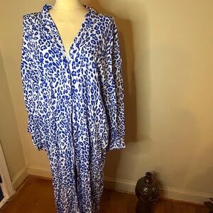 Beautiful blue & white animal print duster.